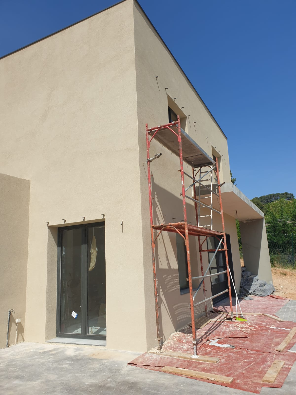 Vista en esquina de la fachada con el acabado en proceso de ejecución