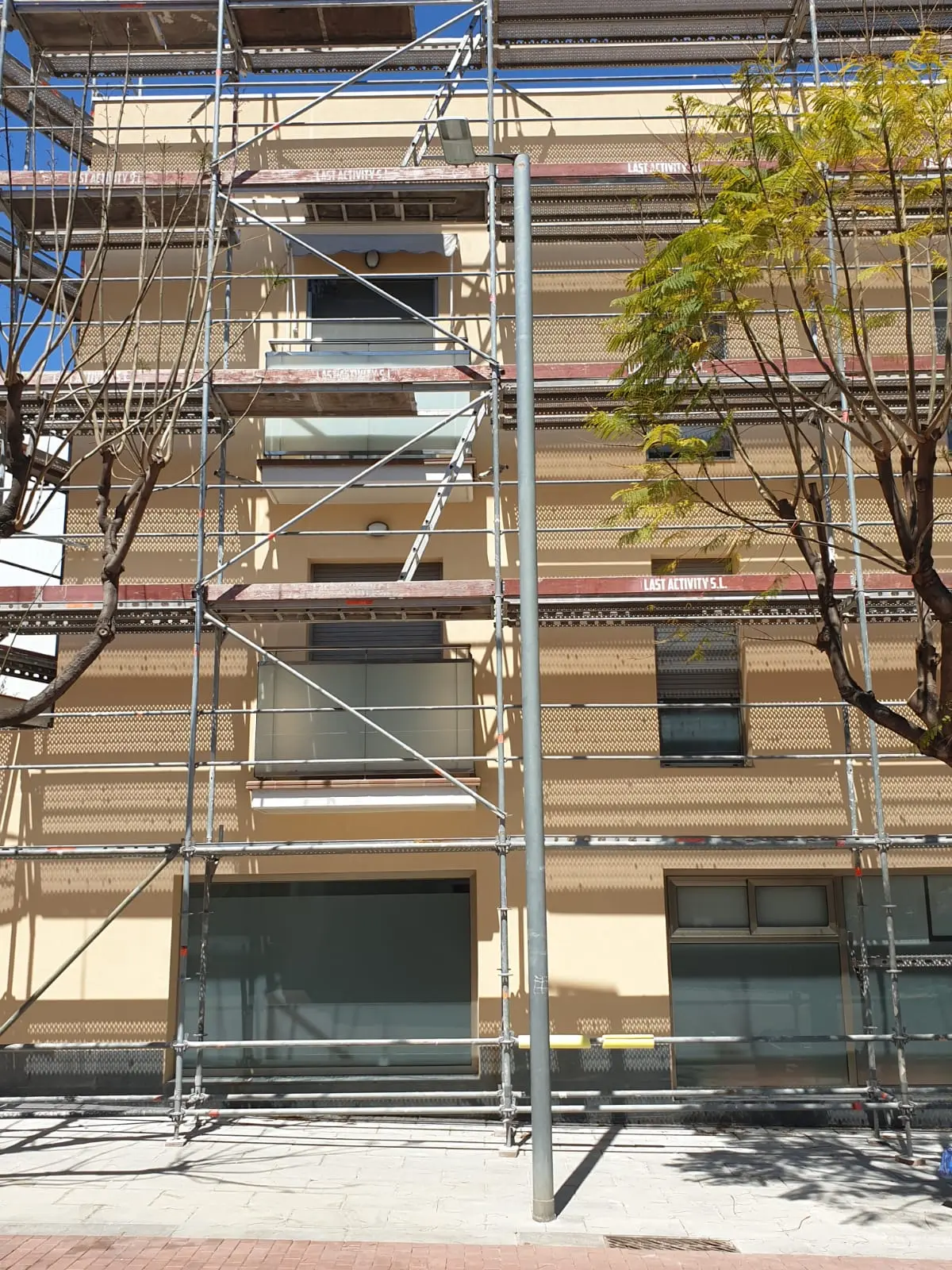Edificio residencial con andamio durante la aplicación del revestimiento exterior