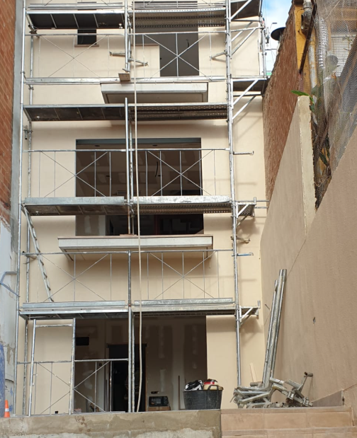 Edificio de nueva construcción con andamio durante la ejecución de la fachada